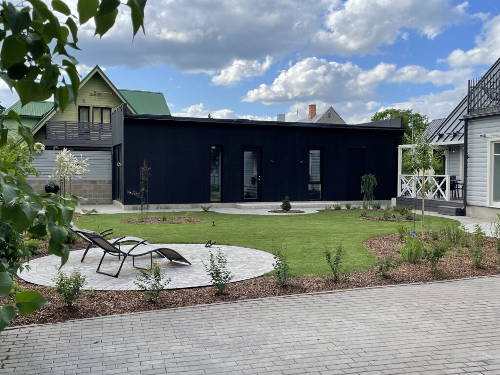 Karusselli 63 hoovimaja ehitus ja hooviala haljastus.